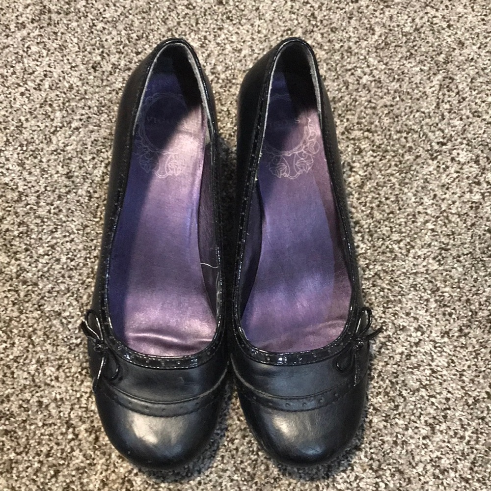 Cute black Vigoss pumps with bow